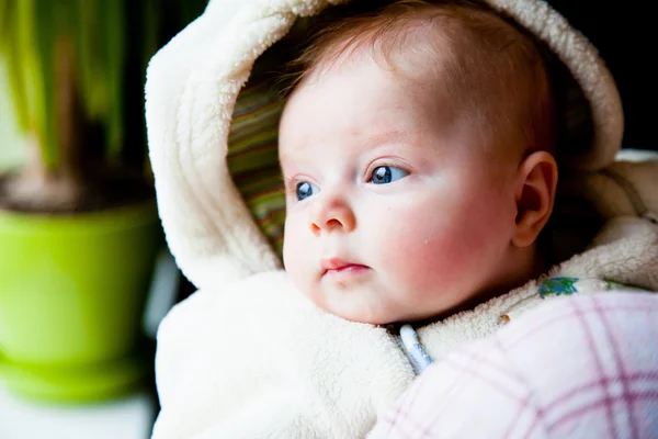 Csecsemő baba lány a szülő fegyverek — Stock Fotó