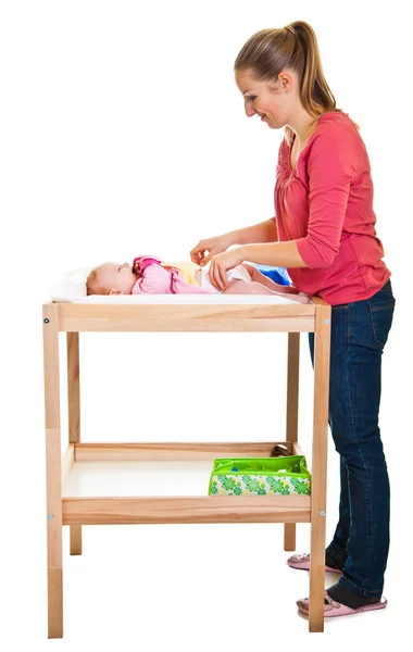 Mamma che cambia il pannolino della bambina sul tavolo della scuola materna — Foto Stock