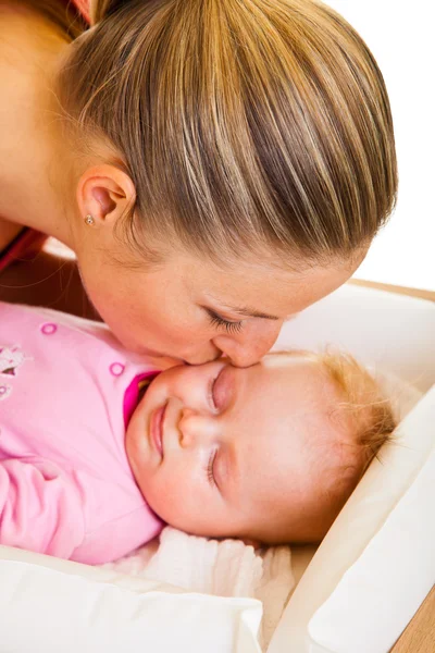 Mãe com bebê menina isolada no branco — Fotografia de Stock