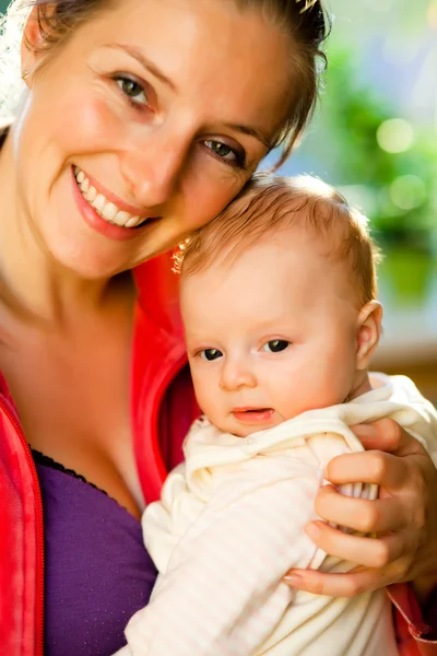 Matka drží krásná holčička — Stock fotografie