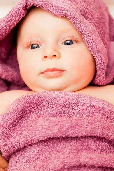 Menina bebê infantil sorrindo deitado em toalha violeta — Fotografia de Stock