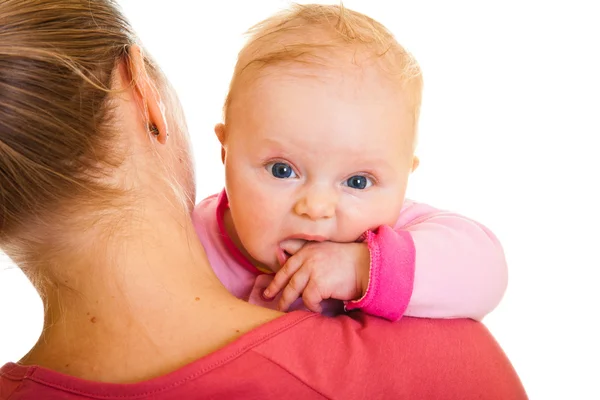 Madre tenendo neonata bambina isolata su bianco — Foto Stock