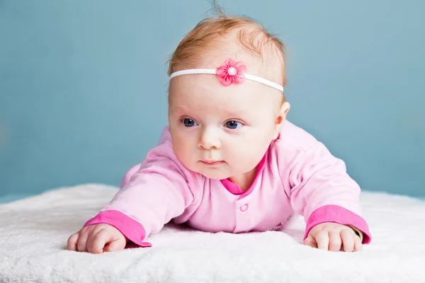 Beutiful infant baby girl in studio — Stockfoto