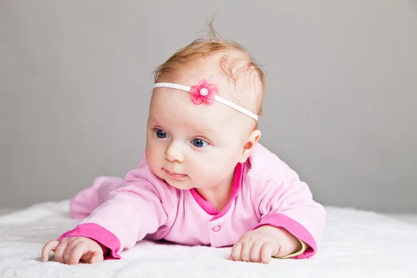 Beutiful infant baby girl in studio — Stock fotografie