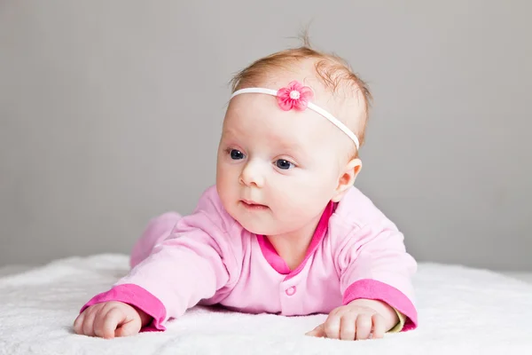Beutiful infant baby girl in studio — Stock fotografie
