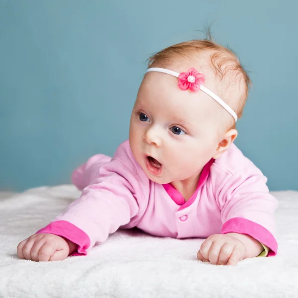 Beutiful infant baby girl in studio — Stockfoto