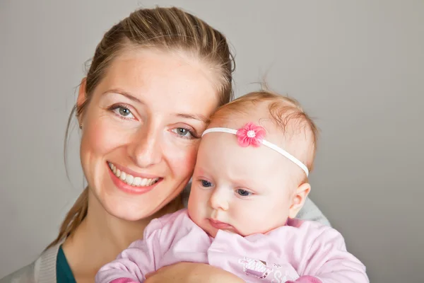 Mooie baby babymeisje in roze — Stockfoto