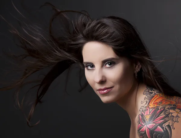 Vrouw met een tatoeage — Stockfoto