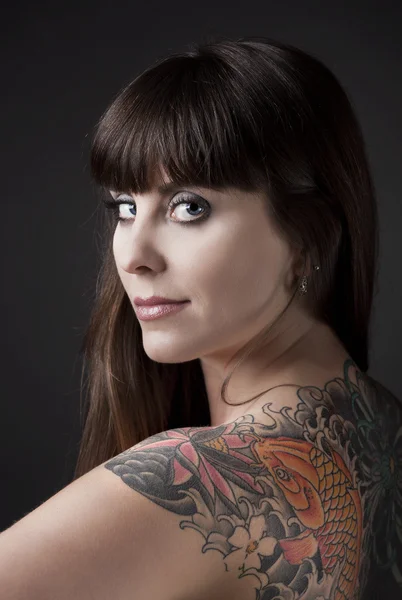Жінка з татуюванням — стокове фото