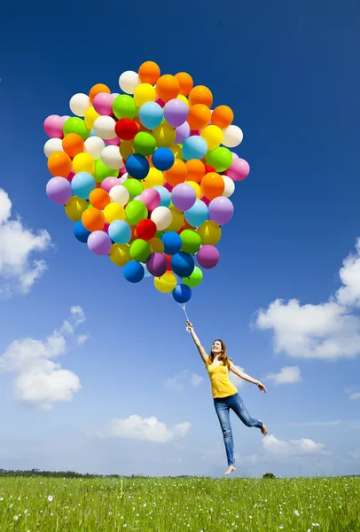 Springen mit Ballons — Stockfoto