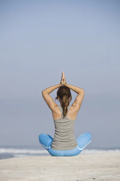 Hacer yoga — Foto de Stock
