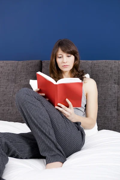 Genç kız kitap okuyor. — Stok fotoğraf