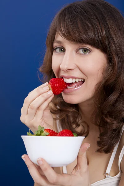 Erdbeeren essen — Stockfoto