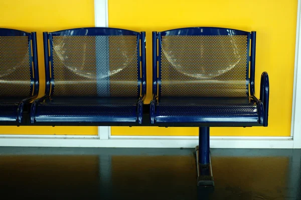 Καθίσματα με κίτρινο backgroud — Φωτογραφία Αρχείου