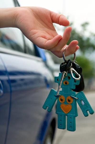 Segurando chave do carro — Fotografia de Stock