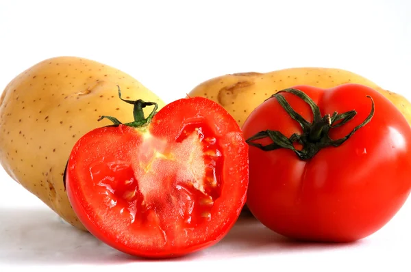 Batatas e tomates em fatias — Fotografia de Stock