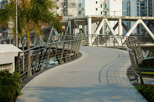 公園で下路プレートガーダー橋します。 — ストック写真