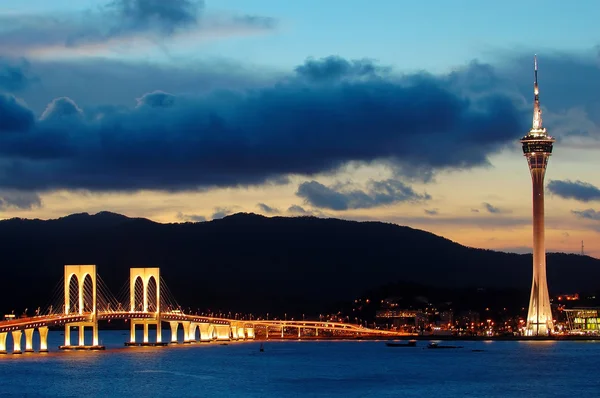 Večer Macau tower úmluvy a mosty — Stock fotografie