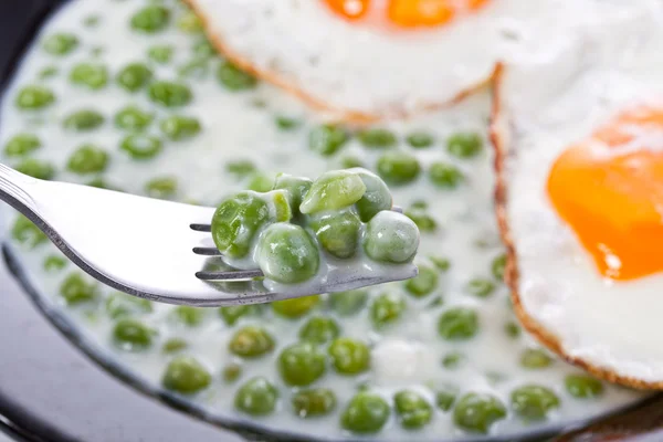 Peas whit eggs — Stock Photo, Image