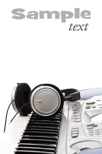 Sluchátka na klávesnici — Stock fotografie