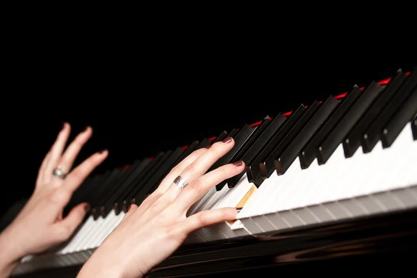 Hände eines Klavierspielers — Stockfoto