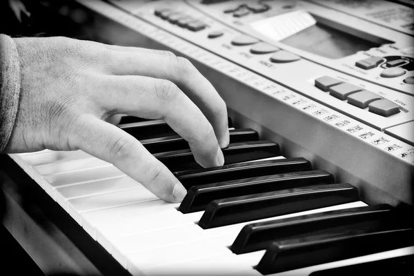 Mani di un pianista — Foto Stock