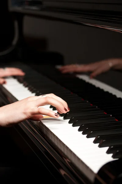 Hands of a piano player — Stock Photo, Image