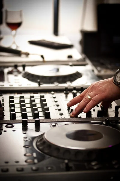 DJ hrát hudbu — Stock fotografie