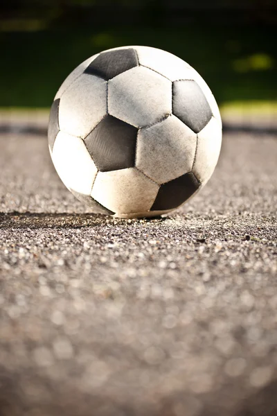 Asfalt üzerinde futbol topu — Stok fotoğraf
