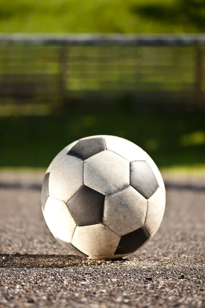 Bola de futebol em asfalto — Fotografia de Stock