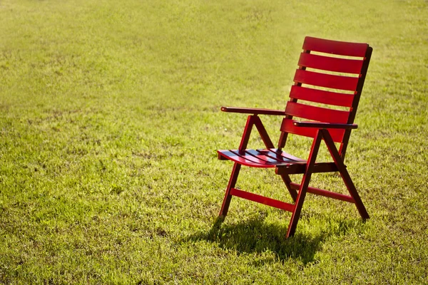 Trädgård stol på gräs — Stockfoto