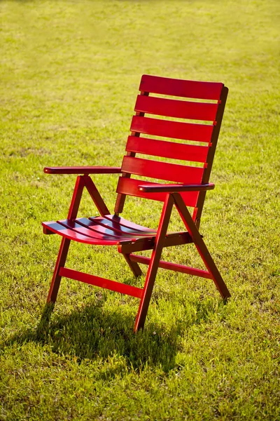 Cadeira de jardim na grama — Fotografia de Stock