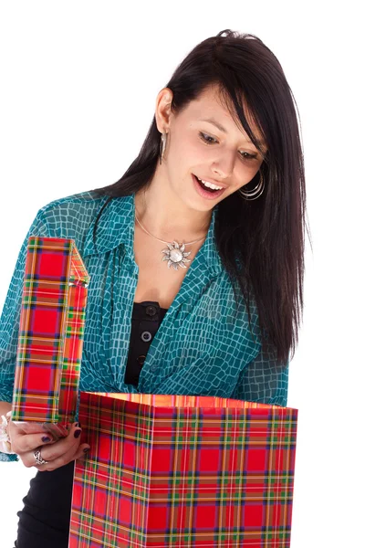 Elinde bir hediyeyle bir kadın — Stok fotoğraf