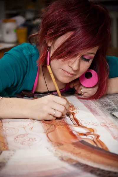 Ung kvinnlig konstnär — Stockfoto
