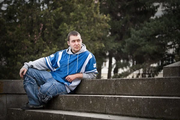 Junger Mann sitzt — Stockfoto
