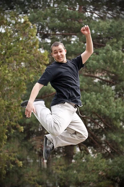 Tänzer springt in Park — Stockfoto