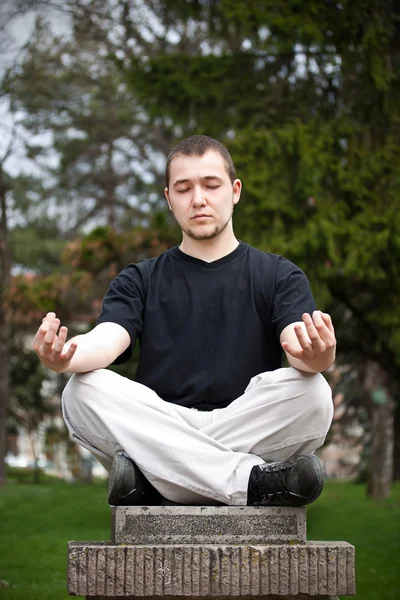Uomo che fa yoga — Foto Stock