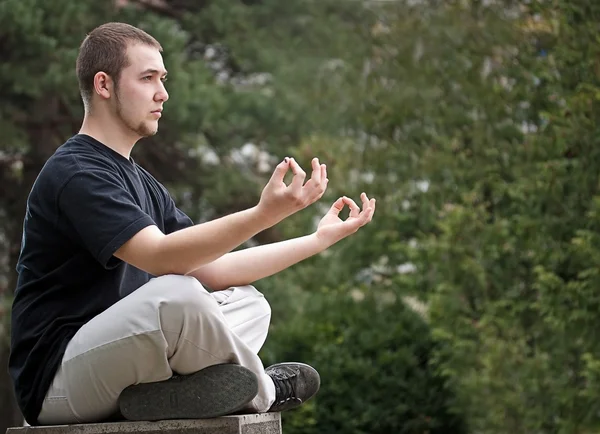 Homem fazendo ioga — Fotografia de Stock