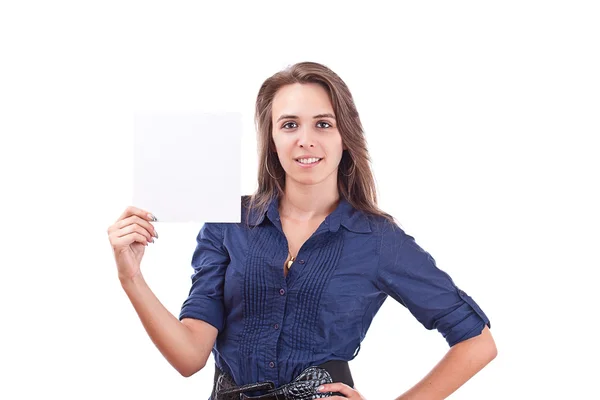 Mladá žena, ukázal na prázdnou kartu v ruce — Stock fotografie