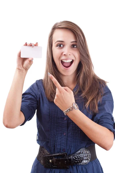 Jonge vrouw wijzend op lege kaart in haar hand — Stockfoto