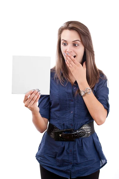 Mujer joven sorprendida mirando una tarjeta en blanco — Foto de Stock
