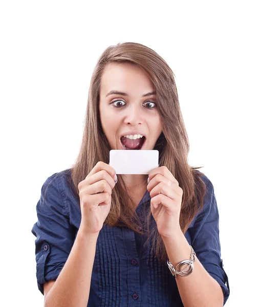 Mujer joven sorprendida mirando una tarjeta en blanco — Foto de Stock