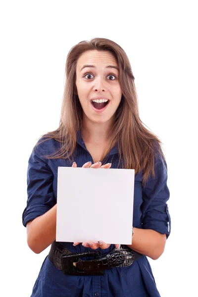 Молодая женщина указывает на пустую карточку в руке — стоковое фото