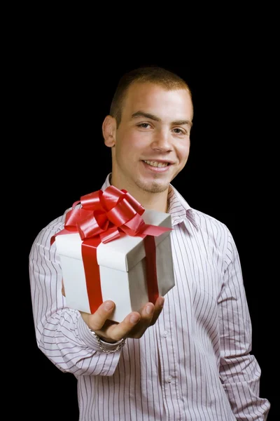 Homem com uma caixa de presente embrulhada — Fotografia de Stock