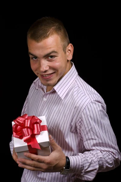 Uomo con una confezione regalo avvolta — Foto Stock