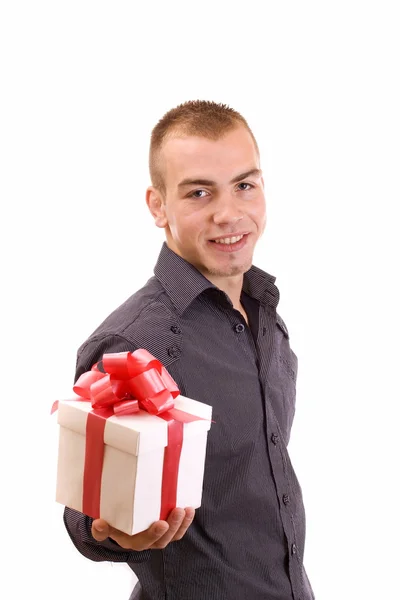 Hombre con una caja de regalo envuelta —  Fotos de Stock