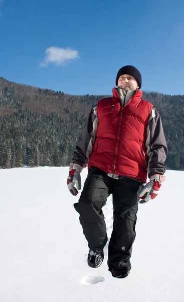 雪の上を歩く男 — ストック写真