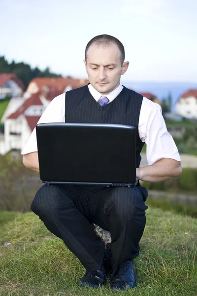 Homme travaillant avec ordinateur portable — Photo