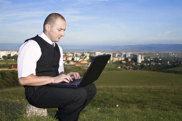 Muž pracující s laptopem — Stock fotografie