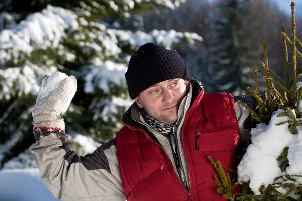 Junger Mann spielt mit Schneeball — Stockfoto